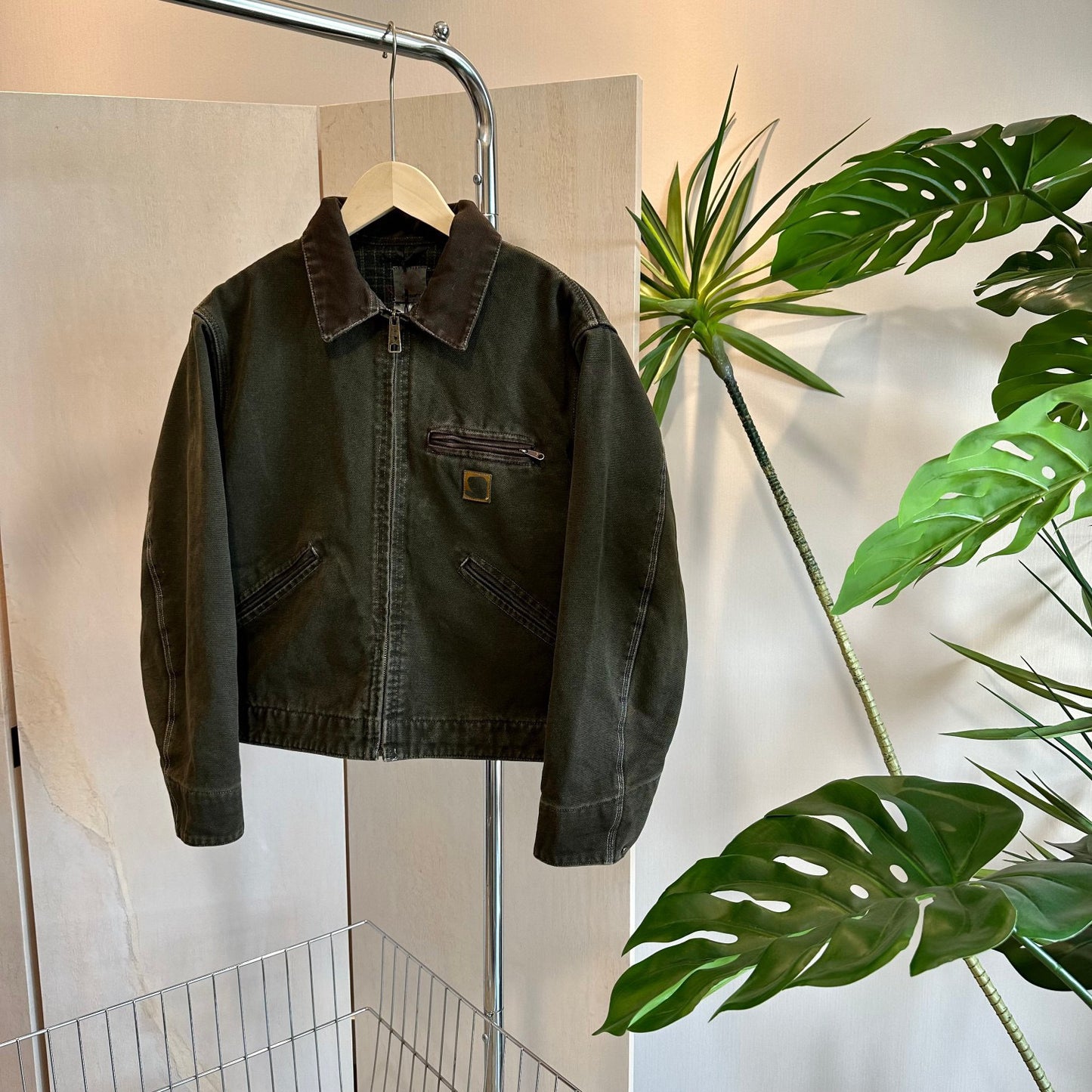 Short And Wide Tooling Zipper Jacket